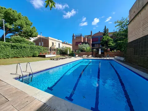 Semi-detached house in Calle de Sant Gaudenci, Horta, Barcelona