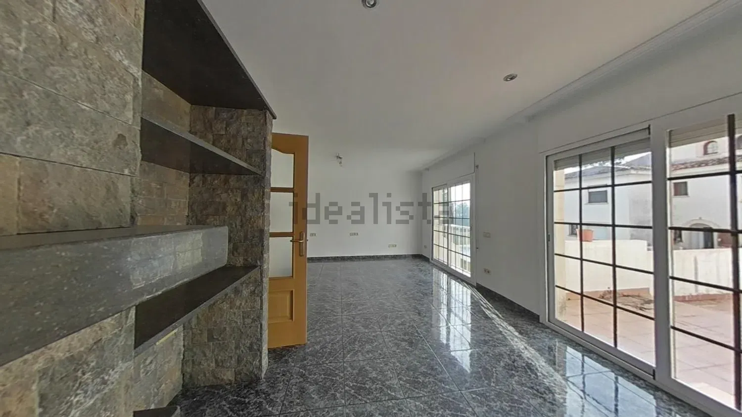 Semi-detached house in Ronda del Fort Roig, Montjuïc, Girona