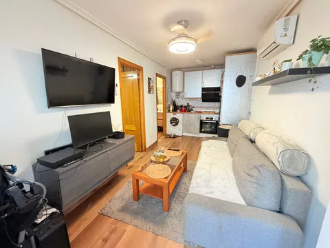 Flat / apartment in Calle Carlos Domingo, Aluche, Madrid