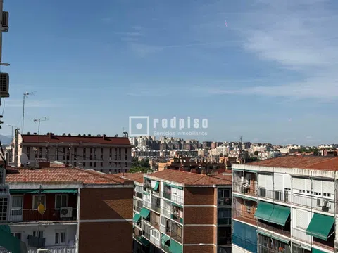 Flat / apartment in Calle de Artajona, Valdezarza, Madrid