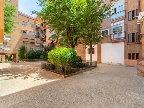 Flat / apartment in Calle de Valdesangil, Valdezarza, Madrid