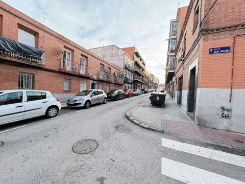 Flat / apartment in Calle Picos de Europa, Numancia, Madrid