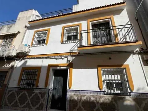 Terraced house in Calle Luis Vives, 53, La Plata, Sevilla